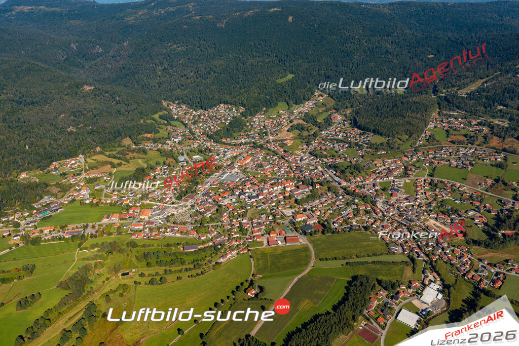 Das Luftbild der Stadt Bodenmais wurde 2021 vom Flugzeug heraus erstellt (keine Drohne) Aufnahmehöhe ca.450 Meter- hohe Bildauflösung und Druck-Qualität garantiert!