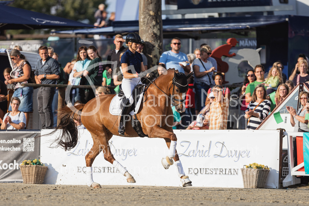 230728_BHO_Showprogramm-531 | Deine schönsten Turniermomente als professionelle Fotos! Entdecke hochwertige Pferdesport-Fotografie im Online-Shop. Jetzt Fotos finden & bestellen!