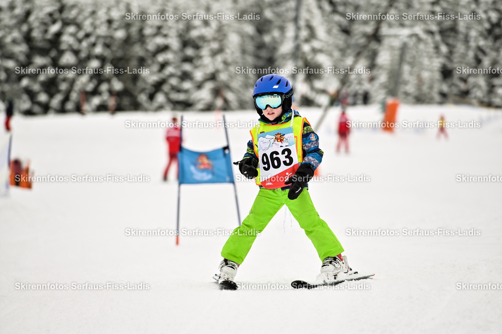 SRF_20.02.2026_0394 | Skirennfotos,Serfaus,Fiss,Ladis,Kinderskirennen,Winter,Tirol,Oberland,skirace,SFL,feelfree,weil wir's genießen,ski,Ski,skifahren,Sonnenplateau, - Realisiert mit Pictrs.com