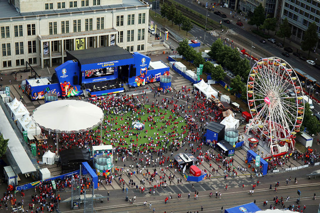UEFA EURO 2024 in Leipzig - Fan Zone auf dem Augustusplatz | Entdecke über 20 Kategorien Leipzig-Motive: Foto-Downloads, hochwertige Poster, Leinwand- & Fine-Art-Prints. Jetzt Lieblingsfoto im Bildlexikon Leipzig Shop bestellen!