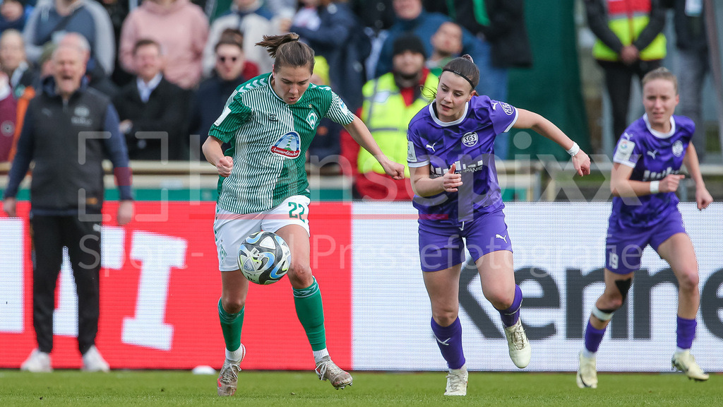 Fussball, Google Pixel Frauen-Bundesliga, SV Werder Bremen - SGS Essen | v.li.: Rieke Dieckmann (SV Werder Bremen, 22) und Katharina Piljic (SGS Essen, 6) im Zweikampf, Duell, Dynamik, Aktion, Action, Spielszene, DIE DFB-RICHTLINIEN UNTERSAGEN JEGLICHE NUTZUNG VON FOTOS ALS SEQUENZBILDER UND/ODER VIDEOÄHNLICHE FOTOSTRECKEN. DFB REGULATIONS PROHIBIT ANY USE OF PHOTOGRAPHS AS IMAGE SEQUENCES AND/OR QUASI-VIDEO.