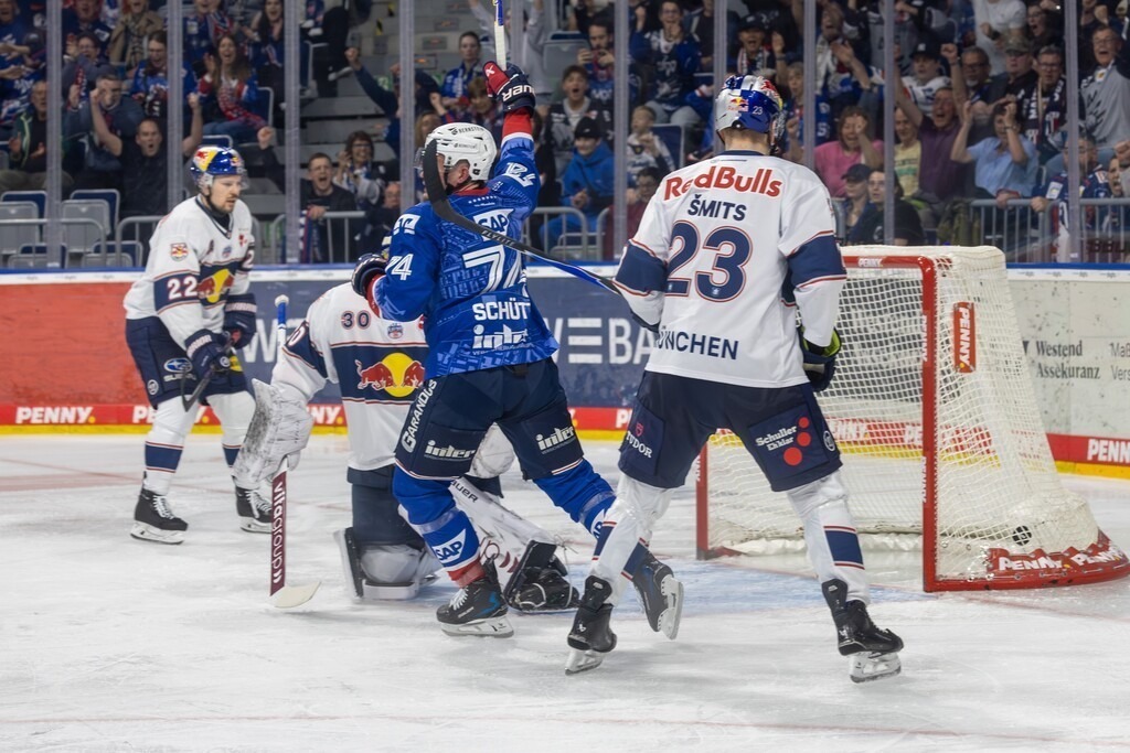 DEL, Deutsche Eishockey Liga Saison 2025/26, Playoff-Halbfinale, Spiel 5: Adler Mannheim gegen Red Bull München | DEL, Deutsche Eishockey Liga Saison 2025/26, Playoff-Halbfinale, Spiel 5: Adler Mannheim gegen Red Bull München***Tobias Schütz (74) jubelt über den 2:1-Führungstreffer von Nicolas Mattinen (52, nicht im Bild) - Realisiert mit Pictrs.com