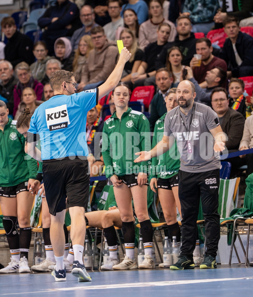 Handball I Frauen I Saison 2025-2026 I 1. HBF I 17. Spieltag I VFL Oldenburg - Thüringer HC I 0629 | Niels Bötel (VfL Oldenburg) sieht Gelb - Realisiert mit Pictrs.com