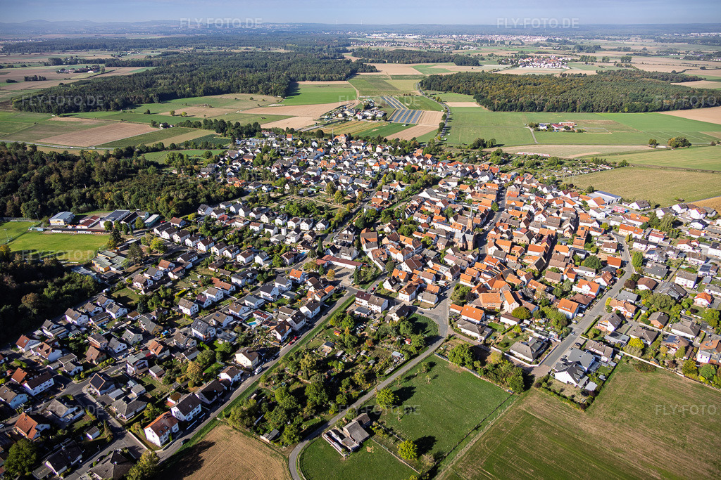 Luftbild: Ortsansicht von Nordosten im Ortsteil Langstadt in Babenhausen im Bundesland Hessen in Deutschland. – Foto: IMG_158974.jpg vom 22.09.2026 durch Werner Riehm/FLY-FOTO.de – Auflösung des Originals: 6000 x 4000 px