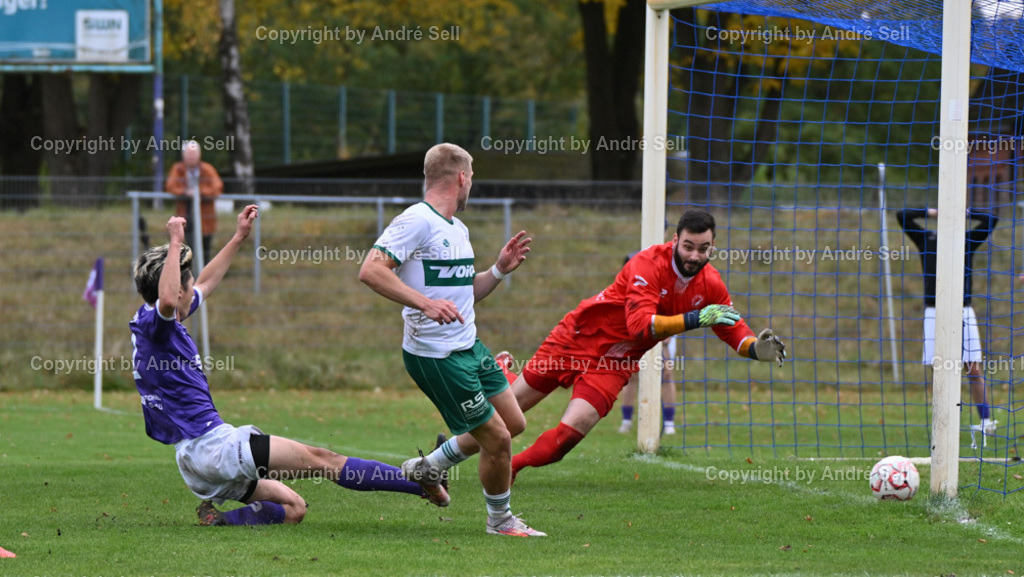 VfR Neumünster vs PSV Neumünster | Rin Yoshimatsu (VfR #2) &amp; Christopher Newe (VfR #25) / Nils Drauschke (PSV #8 trifft hier per Elfmeternachschuss zum 3-2) - Fußball-Oberliga Männer 2024/2025 / VfR Neumünster vs PSV Neumünster / VfR-Stadion / Neumünster / 20.10.24 - Realisiert mit Pictrs.com