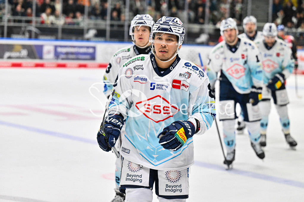 Augsburger Panther - Dresdner Eislöwen | AUGSBURG, DEUTSCHLAND - 06. MÄRZ: Jubel der Gäste nach dem Treffer zum 3-6 durc Austin ORTEGA (Eislöwen Dresden 8) / Tor / Torschuetze / Freude / Happy während dem Match zwischen den Augsburger Panthern und den Dresdner Eislöwen am 49. Spieltag der Penny DEL im Curt Frenzel Stadion
