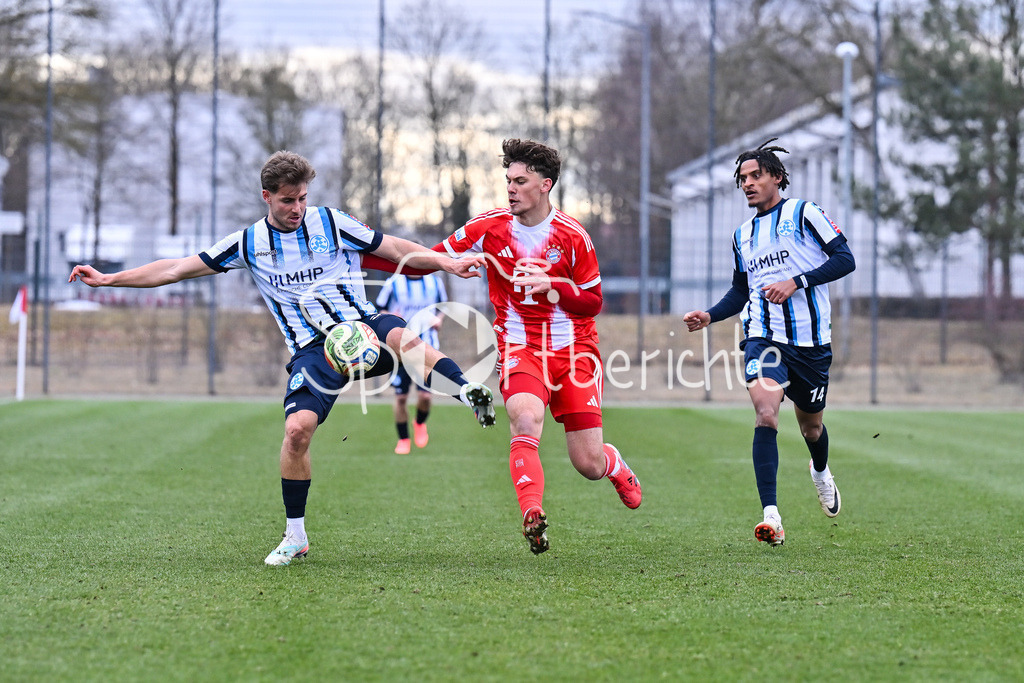 FC Bayern Amateure - Stuttgarter Kickers | MUNICH, GERMANY - 07. FEBRUARY: v. l. Mario BORAC (Stuttgarter Kickers 36), Louis RICHTER (FC Bayern München II 7) und Melkamu Benjamin Daniel FREUENDORF (Stuttgarter Kickers 14) während dem Testspiel zwischen den Amateuren des FC Bayern und den Stuttgarter Kickers am FC Bayern Campus