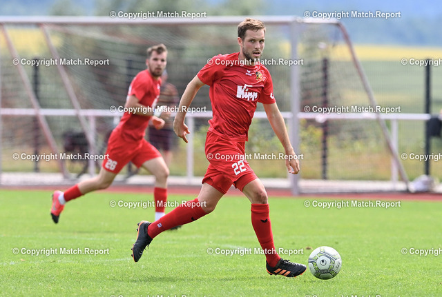 Fussball Verbandsliga 2021/2022: Testspiel SG Empfingen - FC Holzhausen | Fussball  Verbandsliga / Landesliga  2021/2022    03.07.2021TestspielSG Empfingen - FC HolzhausenOliver Grathwol (FC Holzhausen) am BallFOTO: ULMER PressebildagenturxxNOxMODELxRELEASExx