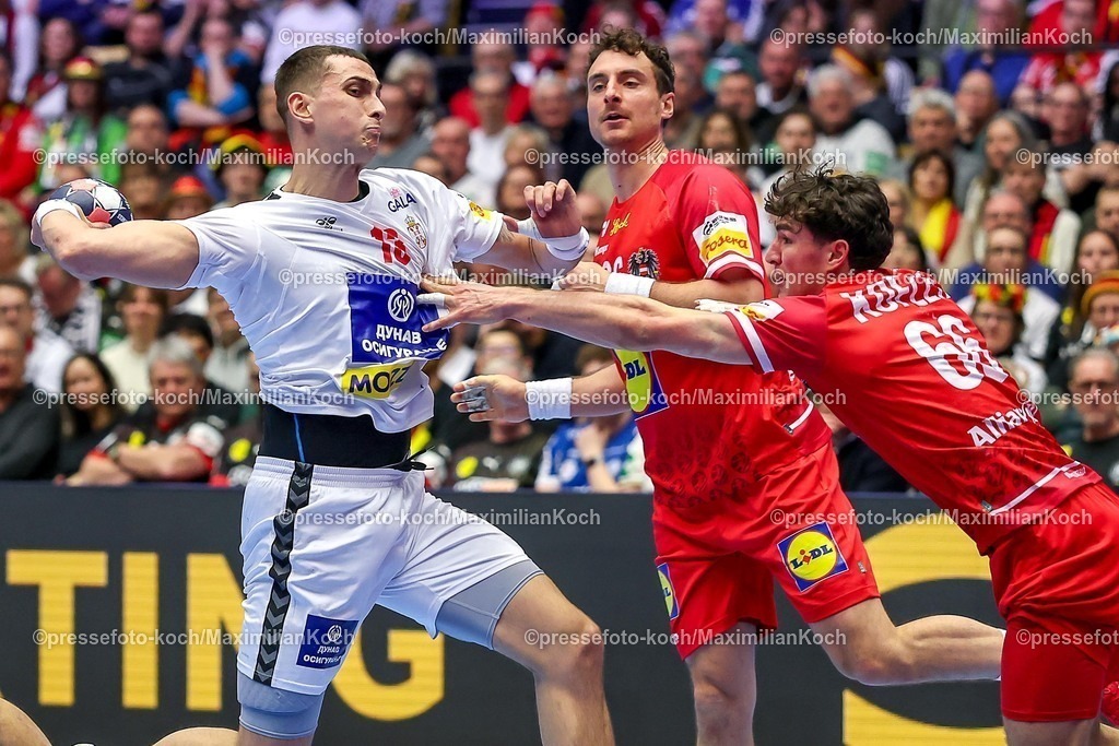 EHF19012601013 | 19.01.2026, Handball, Men's EHF EURO 2026, Österreich - Serbien, Jyske Bank Boxen in Herning, Dänemark, Preliminary Round: ya26  Elias Kofler (Austria #66) im Zweikampf gegen   Uros Borzas (Serbien #13) 
