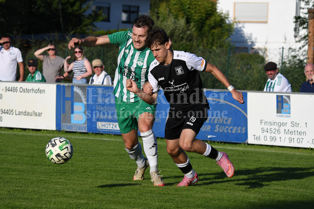 SpVgg Niederalteich : SpVgg GW Deggendorf | Lukas Semmler (SpVgg GW Deggendorf #19) gegen Timo Schneider (SpVgg Niederalteich) - Realisiert mit Pictrs.com
