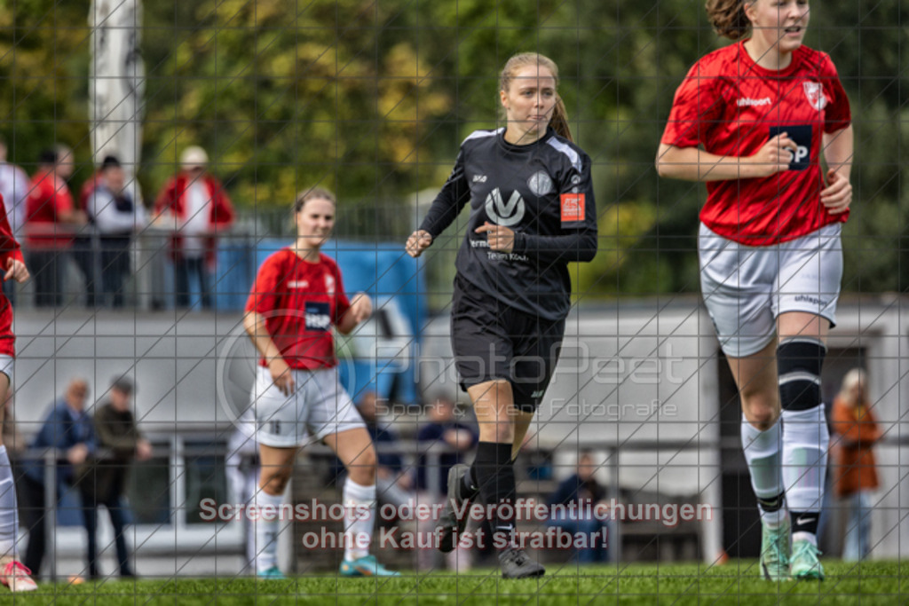 20250928_143239_0532-Bearbeitet | #,1.FC Donzdorf (schwarz) vs. TV Derendingen (rot), Fussball, Frauen-Verbandsliga Württemberg, 03. Spieltag, Saison 2025/2026, Rasenplatz Lautertal Stadion, Süßener Straße 16, 73072 Donzdorf, 28.09.2025 - 13:00 Uhr,Foto: PhotoPeet-Sportfotografie/Peter Harich