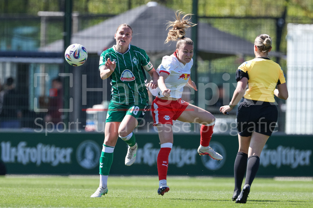 Fussball, Google Pixel Frauen-Bundesliga, RB Leipzig - SV Werder Bremen | v.li.: Lina Hausicke (SV Werder Bremen, 18) und Annabel Schasching (RB Leipzig, 16) im Zweikampf, Duell, Dynamik, Aktion, Action, Spielszene, DIE DFB-RICHTLINIEN UNTERSAGEN JEGLICHE NUTZUNG VON FOTOS ALS SEQUENZBILDER UND/ODER VIDEOÄHNLICHE FOTOSTRECKEN. DFB REGULATIONS PROHIBIT ANY USE OF PHOTOGRAPHS AS IMAGE SEQUENCES AND/OR QUASI-VIDEO.