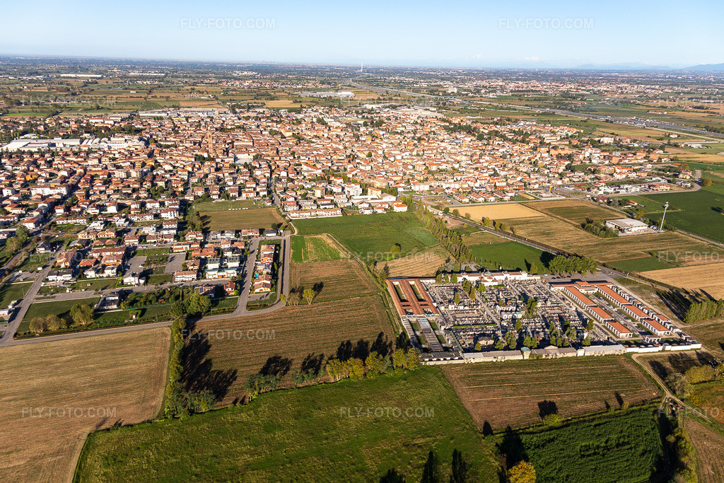 Aerial view: View of the town in Caravaggio in the state Bergamo, Italy. – Photo: IMG_134568.jpg taken on 09/19/2022 by Werner Riehm/FLY-FOTO.com – Resolution of the original: 5472 x 3648 px