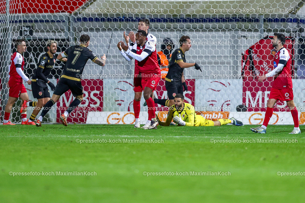 FCVK22112402083 | 22.11.2024, Fußball, FC Viktoria Köln – Energie Cottbus, 3.Liga, Sportpark Höhenberg, 15. Spieltag, Saison 2024 2025: Torjubel nach dem 1:0 durch Maximilian Pronichev (Cottbus #42)DFB regulations prohibit any use of photographs as image sequences and or quasi-video.