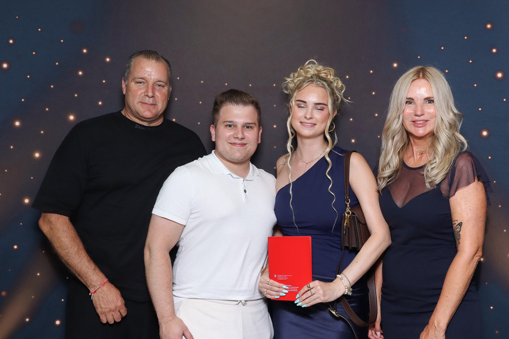 ZD260628112736-43 | Fotoshop von zweidimensional Fotografie. Ihr Fotograf im Aargau. Abzüge von Ihrem Fotobox Event bestellen.Abzüge von Ihrem Hochzeit bestellen.Abzüge von Ihrem Schulfotograf bestellen.