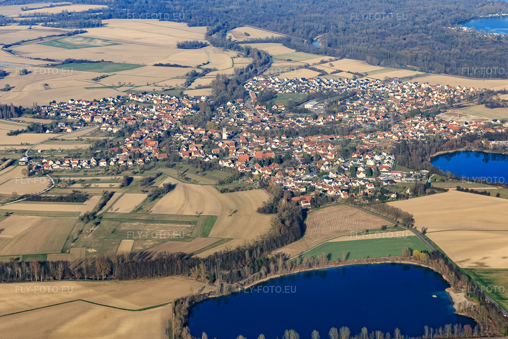 Vue aérienne: Vue de la ville depuis l'ouest à Offendorf dans le département Bas Rhin, France – .Photo: IMG_097664.jpg prise le 16/03/2017 par Werner Riehm/FLY-FOTO.eu – Résolution de l'original: 5061 x 3374 px