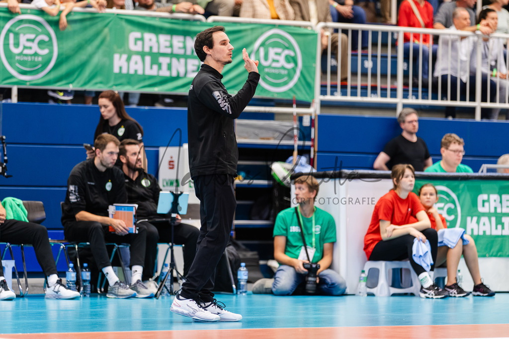 Volleyball, 1. Bundesliga Frauen, Hauptrunde, 1. Spieltag, Saison 2025/2026: USC Münster - SSC Palmberg Schwerin | 1. Bundesliga Frauen, Hauptrunde, 1. Spieltag, Saison 2025/2026, USC Münster empfängt SSC Palmberg Schwerin in der Sporthalle Berg Fidel in Münster. Foto: sportfotografie.ms | Markus Paletta - Realisiert mit Pictrs.com