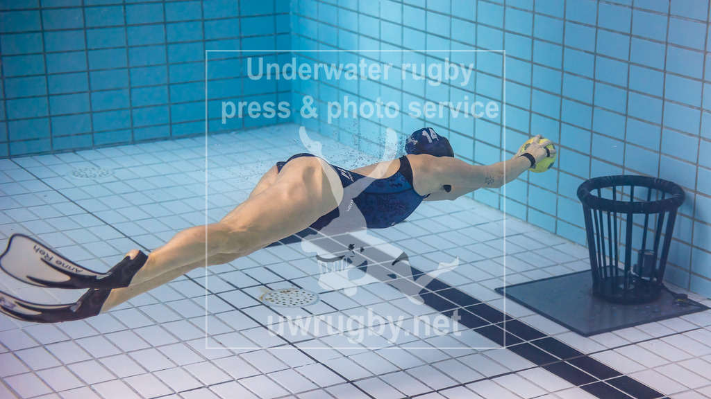 GER, TC Stuttgart(Deutschland) vs. Isbjörnarna (Schweden), Damen, Unterwasser-Rugby, Champions Cup 2024, Spiel um Platz 3, 24.11.2024 | Anne Reh (TC Stuttgart #14) beim Angriff auf das leere Tor nach einem Konter. - Realisiert mit Pictrs.com