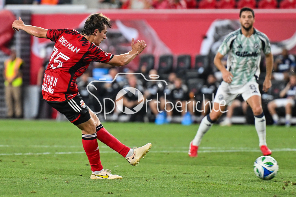New York Red Bulls - New England Revolution | Der Torschuss von Sean NEALIS (New York 15) geht nicht ins Tor / Torchance / Major League Soccer: New York Red Bulls - New England Revolution, Red Bull Arena am 16.07.2025