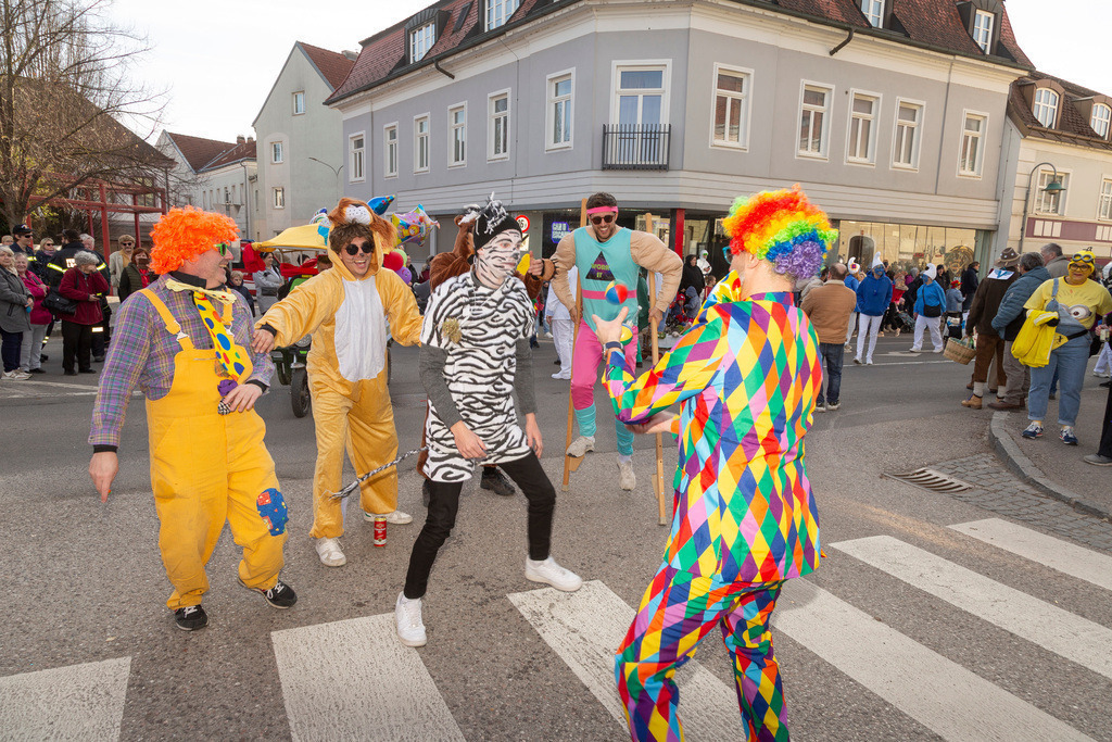 Umzug2025-143_9795 | Fotostrecke: FASCHINGSUMZUG 2025 in Loosdorf. 22 Masken(gruppen)-Teilnehmer: Loosdorfer Vereine, Wirtschaftstreibende, Gemeindeabordnungen sowie Kreditinstitute. rund 700 Besucher entlang der Hauptstrasse. Veranstaltungs-Sicherung durch Mannschaft der FF-Loosdorf mit schwerem Gerät. Maskenprämierung am EKZ-Platz durch Bgm. Thomas Vasku in den Kategorien: Bester Festwagen (Fa. gkonzept-Groissenberger; Beste Personengruppe-ASK-Loosdorf; Beste Einzelperson; Weiteste Anreise-FF Schollach;