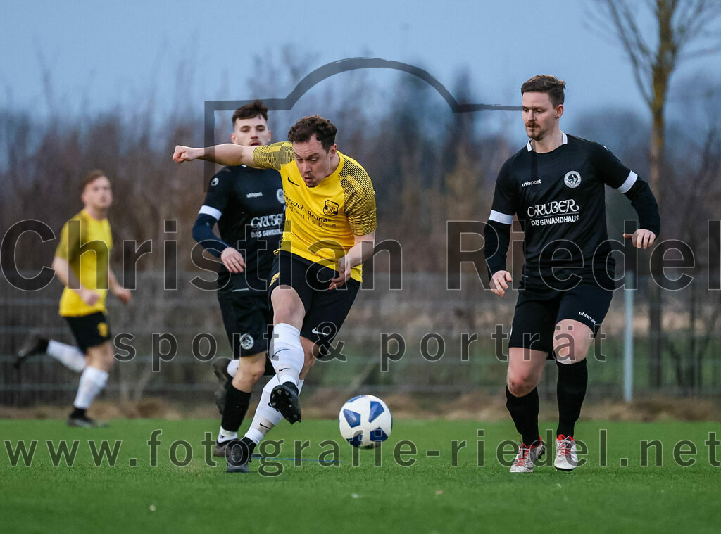 2024-02-17_014_FC_Herzogstadt_gegen_FC_Moosinning_II | Erding, Deutschland, 17.02.2024:
Fußball, Kreisklasse 2023 / 2024, Testspiel, FC Herzogstadt gegen FC Moosinning II, Endergebnis: 2:2

Alexander Hofmeister (FC Moosinning, #11), Martin Ferlisch (FC Herzogstadt, #4)

Foto: Christian Riedel / fotografie-riedel.net