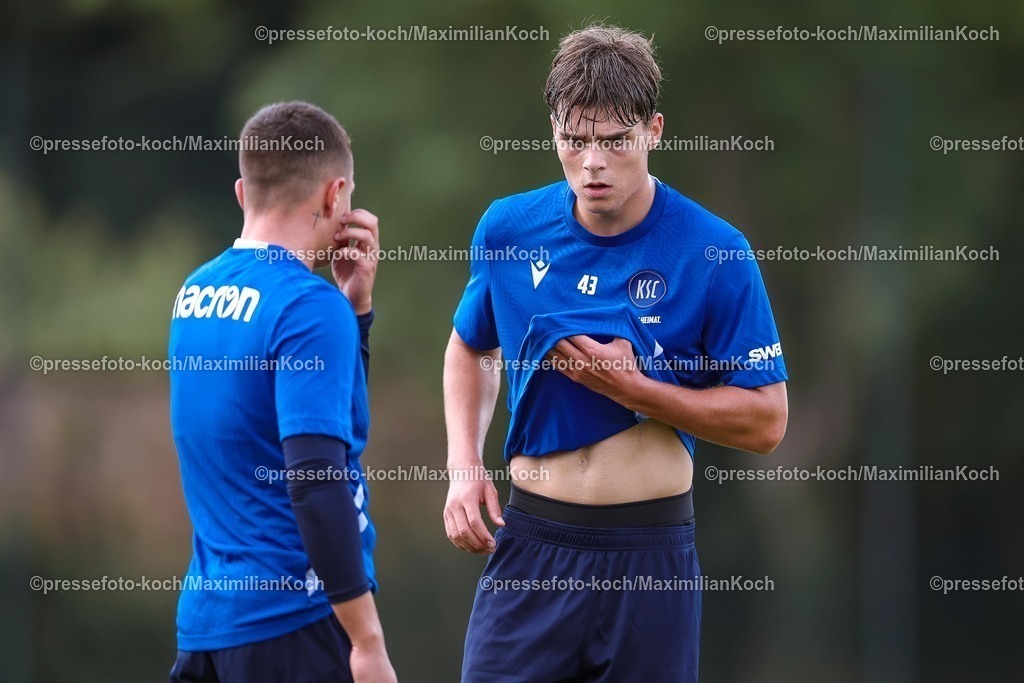 KSC02092502247 | 02.09.2025, Fußball, Training Karlsruher SC, 2. Fußball Bundesliga, Trainingsplatz am BBBank Wildpark Stadion Karlsruhe, Saison 2025 2026: xk41 neben xk43 