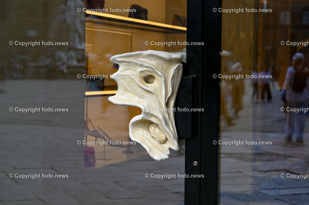 Italien_ Toscana_ Florenz_ 30.05.2024-273 | 30.05.2024, Italien, ITA, Toskana, Florenz im Bild Stadtansichten, Gebäude, Architektur, Touristen, Historisch, Souvenir, Altstadt, Museum, Statuen, Skulpturen, Piazza della Signoria, Statue David, Palazzo Vecchio, Neptunbrunnen, Piazza della Repubblica, Ponte Vecchio, Brücke, Uffizien, Kathedrale Santa Maria del Fiore, Arno, Fluß


Florenz, Firenze, ist eine italienische Großstadt. Nach Einwohnern ist sie die achtgrößte Stadt Italiens. Florenz ist die Hauptstadt sowie größte Stadt der Region Toskana und der Metropolitanstadt Florenz, in der etwa eine Million Menschen leben. Florenz ist für seine Geschichte berühmt. Leonardo da Vinci verbrachte große Teile seiner Jugend in Florenz, Michelangelo fand Unterschlupf in der Kirche der Medici, Galileo Galilei wohnte als Hofmathematiker in den Palästen der Medici. Von 1865 bis 1871 war die Stadt die Hauptstadt des neu gegründeten Königreichs Italien. Das historische Zentrum von Florenz zieht Jahr für Jahr Millionen von Touristen an. Die historische Innenstadt wurde von der UNESCO im Jahre 1982 zum Weltkulturerbe erklärt. 
Quelle: Wikipedia
