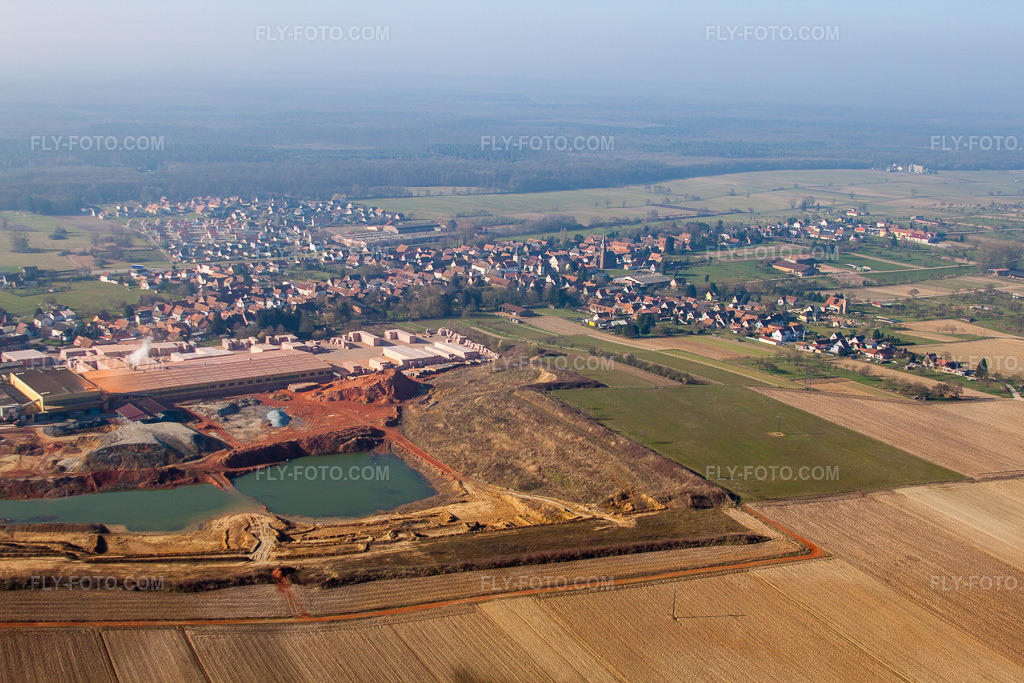Aerial view: View of the town in Kuhlendorf in the state Bas-Rhin, France.Photo: IMG_62729.jpg taken on 03/09/2014 by Werner Riehm/FLY-FOTO.comResolution of the original: 4752 x 3168 px