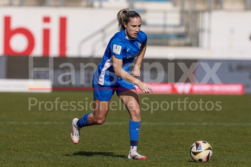 Fussball, 2. Frauen-Bundesliga, SV Meppen - Borussia Mönchengladbach | v.li.: Jenske Steenwijk (SV Meppen, 2) am Ball, Freisteller, Einzelbild, Ganzkörper, Aktion, Action, Spielszene, DIE DFB-RICHTLINIEN UNTERSAGEN JEGLICHE NUTZUNG VON FOTOS ALS SEQUENZBILDER UND/ODER VIDEOÄHNLICHE FOTOSTRECKEN. DFB REGULATIONS PROHIBIT ANY USE OF PHOTOGRAPHS AS IMAGE SEQUENCES AND/OR QUASI-VIDEO.