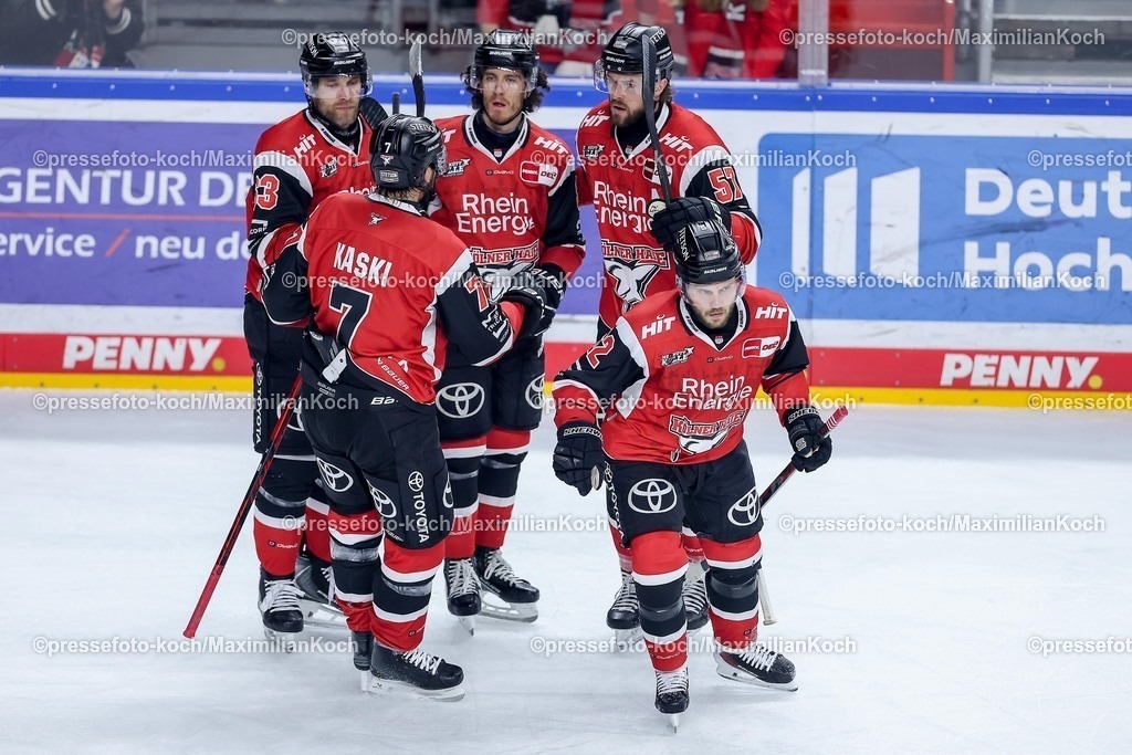KEC20042601032 | 20.04.2026, Eishockey, DEL Halbfinale Play-Offs, Kölner Haie - Eisbären Berlin, Spiel 6, Lanxess-Arena Köln: Torjubel nach dem Tor zum 1:2 durch Torschütze Parker Tuomie (Kölner Haie #62)  zusammen mit  Gregor MacLeod (Kölner Haie #89) Brady Austin (Kölner Haie #57) Patrick Russell (Kölner Haie #63) Oliwer Kaski (Kölner Haie #07) 