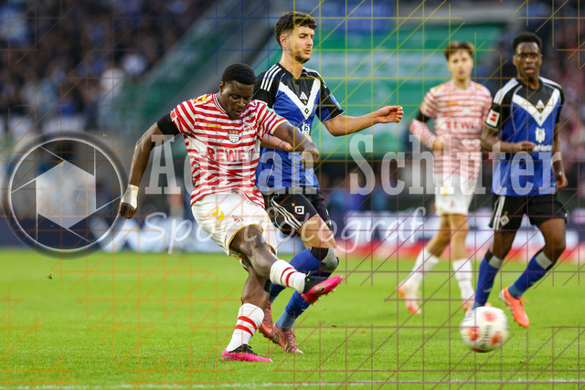 1. FC Köln vs Hamburger SV - 1. Bundesliga | Köln, Deutschland, 02.11.25:   Ragnar Ache (1. FC Köln) Daniel Elfadli (Hamburger SV) im Kampf um den Ball waehrend des Spiels der Bundesliga zwischen  1. FC Köln vs Hamburger SV in der RheinEnergieStadion(Foto von Brauer-Fotoagentur / Adrian Schlueter)