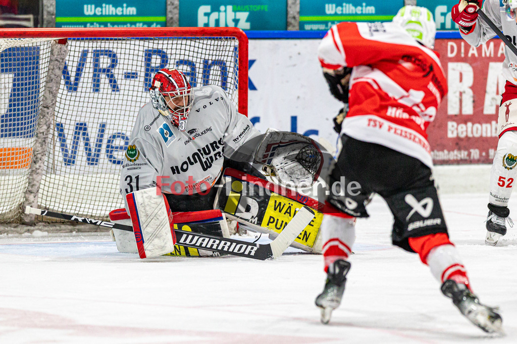 Halbfinale Spiel 3 TSV Peißenberg Miners vs TEV Miesbach | Eishockey Bayernliga Playoffs 2023/2024, Halbfinale Spiel 3 TSV Peißenberg Miners vs TEV Miesbach, 20240315,
Torschuss Florian SIMON (Miners 11),
2024-03-15 in Peißenberg (Eisstadion)
10 Jakob HEIGL (Miners 10), 31 Philip LEHR (TEV Goalie 31)
Copyright: WolfgangxLindner foto-lindner.de