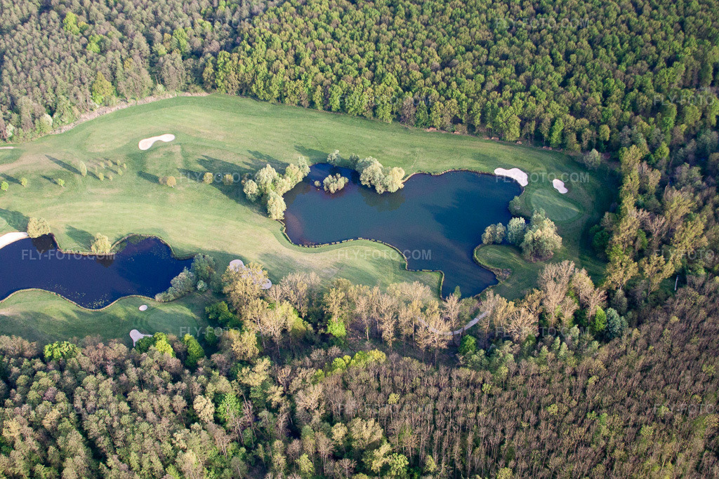 Aerial view: Golf course of the Baden-Baden Golf Club Soufflenheim in Soufflenheim in the state Bas-Rhin, France. – Photo: IMG_39528.jpg taken on 04/14/2011 by Werner Riehm/FLY-FOTO.com – Resolution of the original: 4752 x 3168 px – Golf International Soufflenheim Baden-Baden