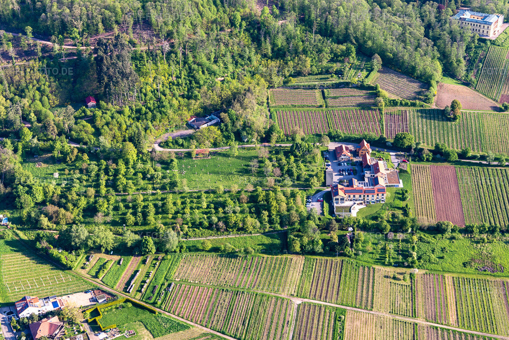 Luftbild: Wohlfühlhotel Alte Rebschule und Gasthaus Sesel in Rhodt unter Rietburg im Bundesland Rheinland-Pfalz in Deutschland. Foto: IMG_131262.jpg vom 07.05.2022 durch Werner Riehm/FLY-FOTO.deHotel Alte Rebschule - der perfekte Urlaubsort