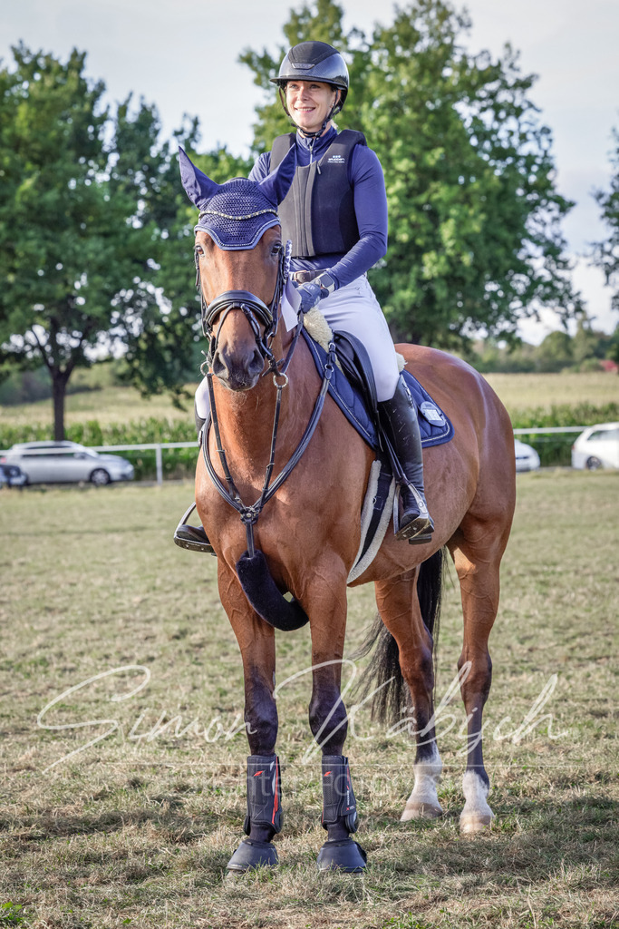 20250906-_3LI8016 | Tierfotografie Pferde, Hunde, Katzen, Haustiere.
Turnierfotografie Reitturniere, Reiten, Springreiten, Dressur in Hanau, dem Main-Kinzig-Kreis und dem Rhein-Main- Gebiet um Frankfurt