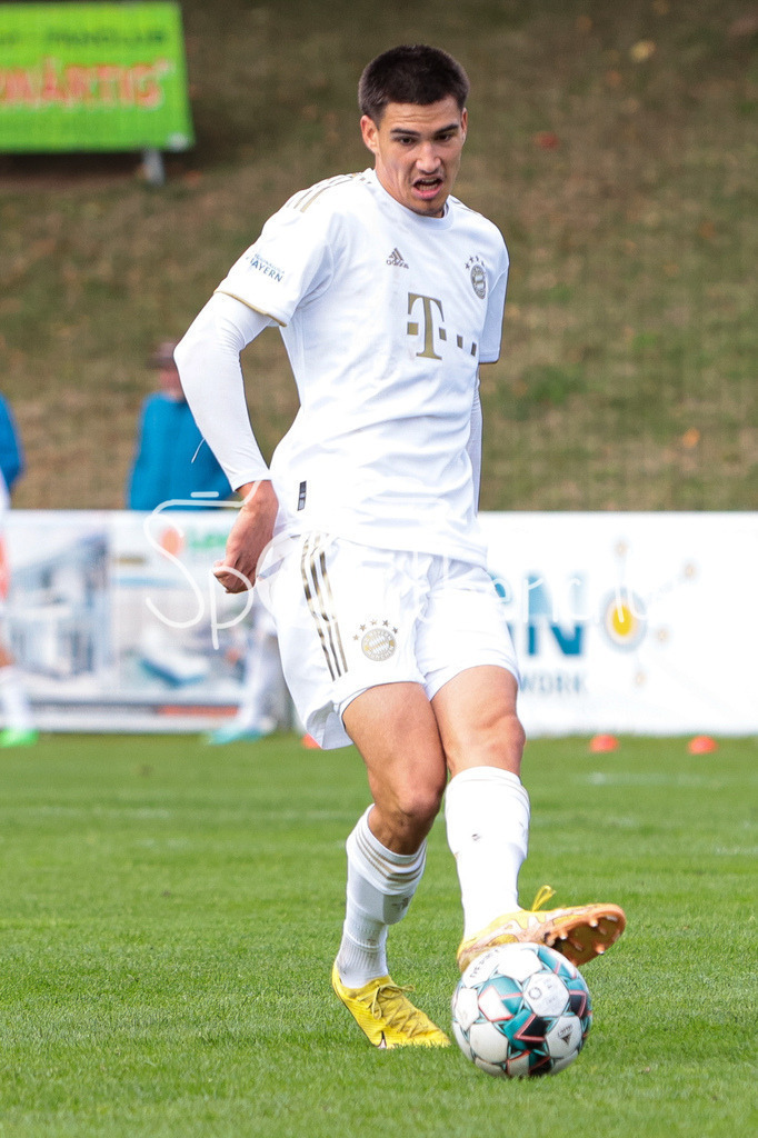 TSV Aubstadt - FC Bayern Amateure | Antonio TIKVIC (FCB #20) am Ball