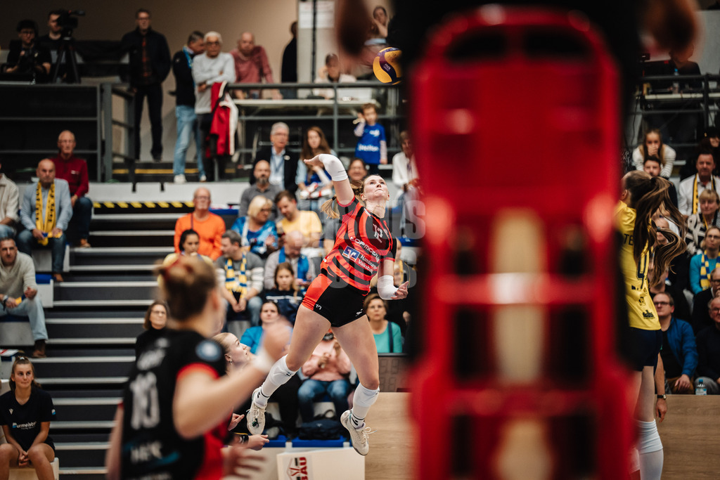 Volleyball | Frauen | Saison 2025/2026 | Volleyball Bundesliga | SSC Palmberg Schwerin vs. ETV Hamburger Volksbank Volleys | 18.10.2025 | Hannah Ammerman (#12, ETV Hamburger Volksbank Volleys) beim Angriff