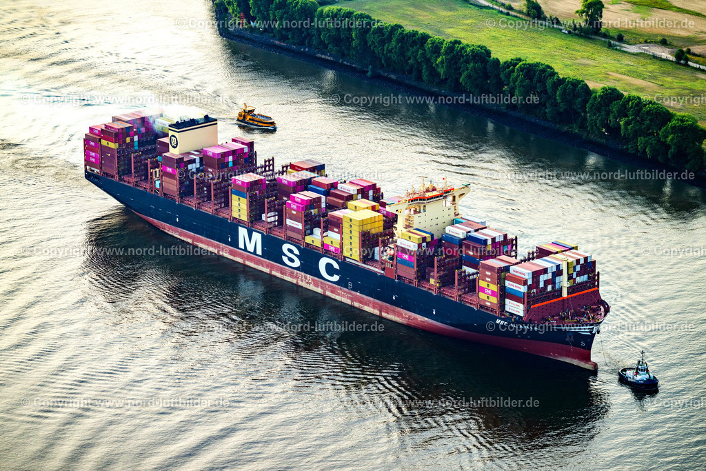 Hamburg_Containerschiff_Msc_Ilaria_auf_der_Elbe_ELS_5115200925 | HAMBURG 20.09.2025 Fahrendes Containerschiff " MSC Ilaria " auf der Elbe wir mit SChleppern zum Burchardkai gebracht in Hamburg, Deutschland. // Container ship " MSC Ilaria " on the Elbe river is brought by tugs to the Burchardkai in Hamburg, Germany. Foto: Martin Elsen