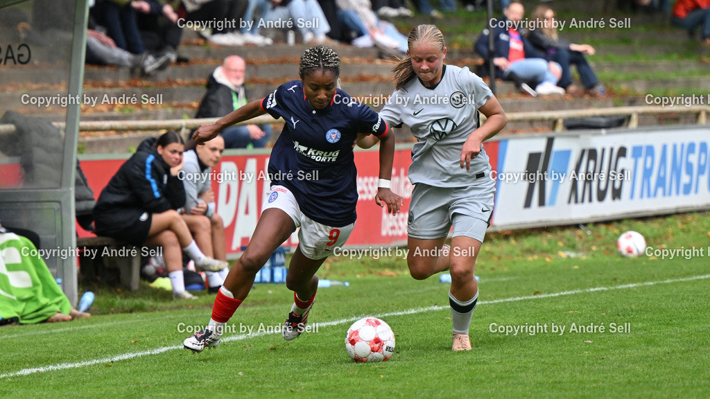 Holstein Kiel vs VfL Wolfsburg II | Janine Minta (Holstein #9) vs Annika Müller (Wolfsburg #25) / Fußball-Regionalliga Nord Frauen 2026/2027 / Holstein Kiel vs VfL Wolfsburg II / Waldwiese / Kiel / 13.09.26 - Realisiert mit Pictrs.com
