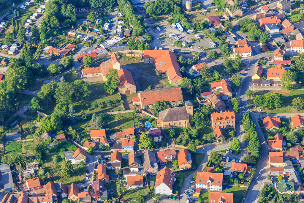 Luftbild: Ehemaliges Kloster hinter der St. Andreas Kirche in Thale im Bundesland Sachsen-Anhalt in Deutschland. Foto: IMG_148199.jpg vom 14.06.2025 durch Werner Riehm/FLY-FOTO.deSt. Andreas Kirche