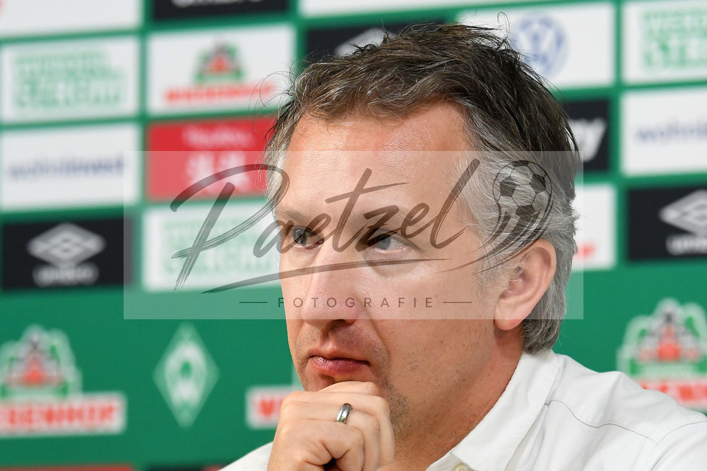 20200303_PKWBRE_0024 | Fussball, Herren: Geschaeftsfuehrer Fussball Frank Baumann (SV Werder Bremen) schaut waehrend der Pressekonferenz des SV Werder Bremen im Presseraum des wohninvest Weserstadion am 03.03.2020 in Bremen, Deutschland. - Realisiert mit Pictrs.com