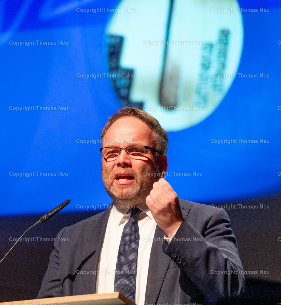 eysoldt-ring-thomas-schmauser-bensheim-fotografie-thomas-neu.jpg-36 | Im Parktheater Bensheim fand am 28. März 2026 die Verleihung des Eysoldt-Rings 2025 statt – eine der bedeutendsten Auszeichnungen für Schauspielkunst im deutschsprachigen Raum. Der Preis ging an Thomas Schmauser, der für seine herausragende darstellerische Leistung geehrt wurde.Im Rahmen der Veranstaltung wurde außerdem der Kurt-Hübner-Regiepreis an Fritzi Wartenberg verliehen, die für ihre besondere künstlerische Handschrift und Regiearbeit ausgezeichnet wurde.Bild zeigt Timon Gremmels- Hessischer mInister für Wissenschaft und Forschung, Kunst und Kultur,Bild: Thomas Neu