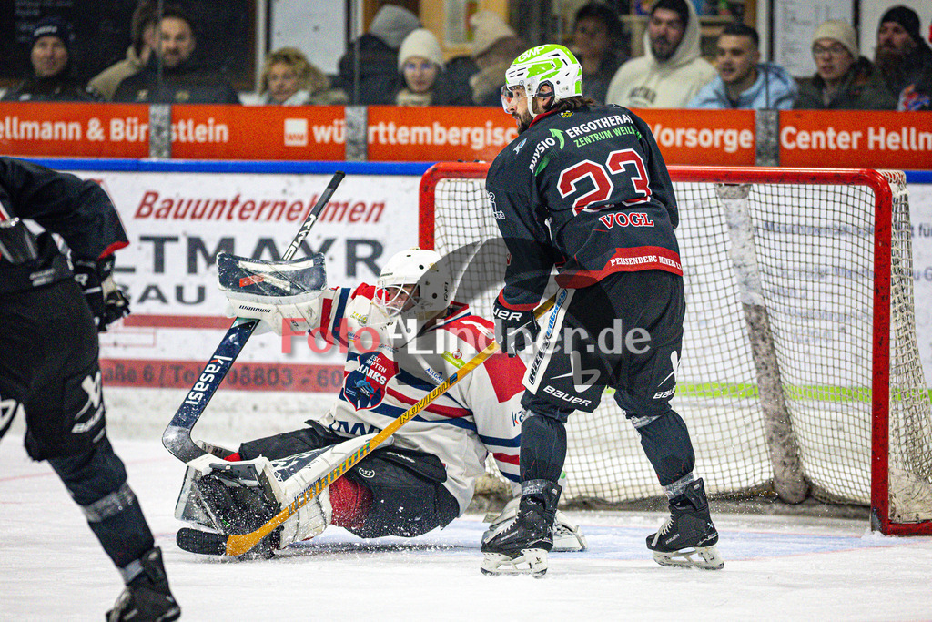 Peißenberg MINERS gegen ESC Kempten SHARKS | Eishockey Bayernliga 2025/26 Vorrunde 12. Spieltag, Peißenberg MINERS gegen ESC Kempten SHARKS, 20251121,Torchance,2025-11-21 in Peißenberg (flatbuy Arena Peißenberg), Jakob NERB (SHARKS Goalie 52), Dejan VOGL (MINERS 23)Copyright: WolfgangxLindner www.foto-lindner.de