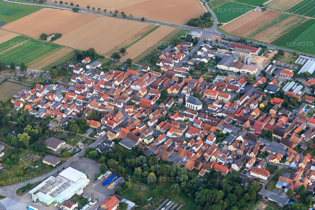 Luftbild: Ortsansicht von Norden im Ortsteil Niederhochstadt in Hochstadt im Bundesland Rheinland-Pfalz in Deutschland. Foto: IMG_094622.jpg vom 02.09.2016 durch Werner Riehm/FLY-FOTO.de