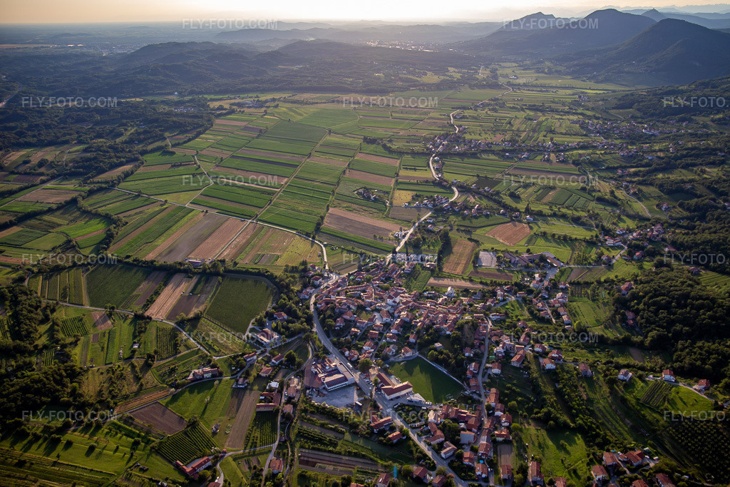 Aerial view: Lijak Valley from the east at sunset in the district Schönpaß in Nova Gorica in the state Slovenia, Slovenia. – Photo: IMG_137529.jpg taken on 07/14/2023 by Werner Riehm/FLY-FOTO.com – Resolution of the original: 4979 x 3319 px