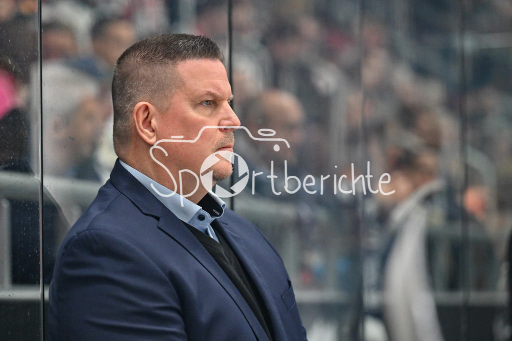 Augsburger Panther - Straubing Tigers | im Bild Tom POKEL Trainer Straubing Tigers / Freisteller / Einzelfoto