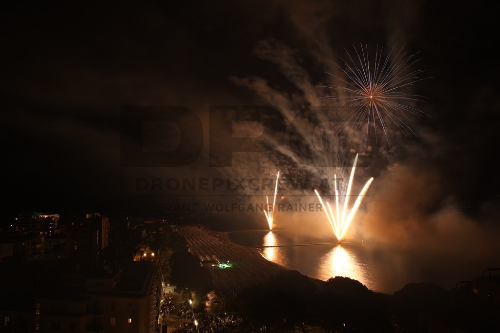 Ferragosto Fireworks in Grado, Italy | GRADO, ITALY, 15.AUG.26 - FIREWORKS - Ferragosto fireworks over the Adriatic Sea in Grado, Italy. Colorful fireworks light up the night sky above the beach, coastline and waterfront during the traditional summer celebration. - Realisiert mit Pictrs.com