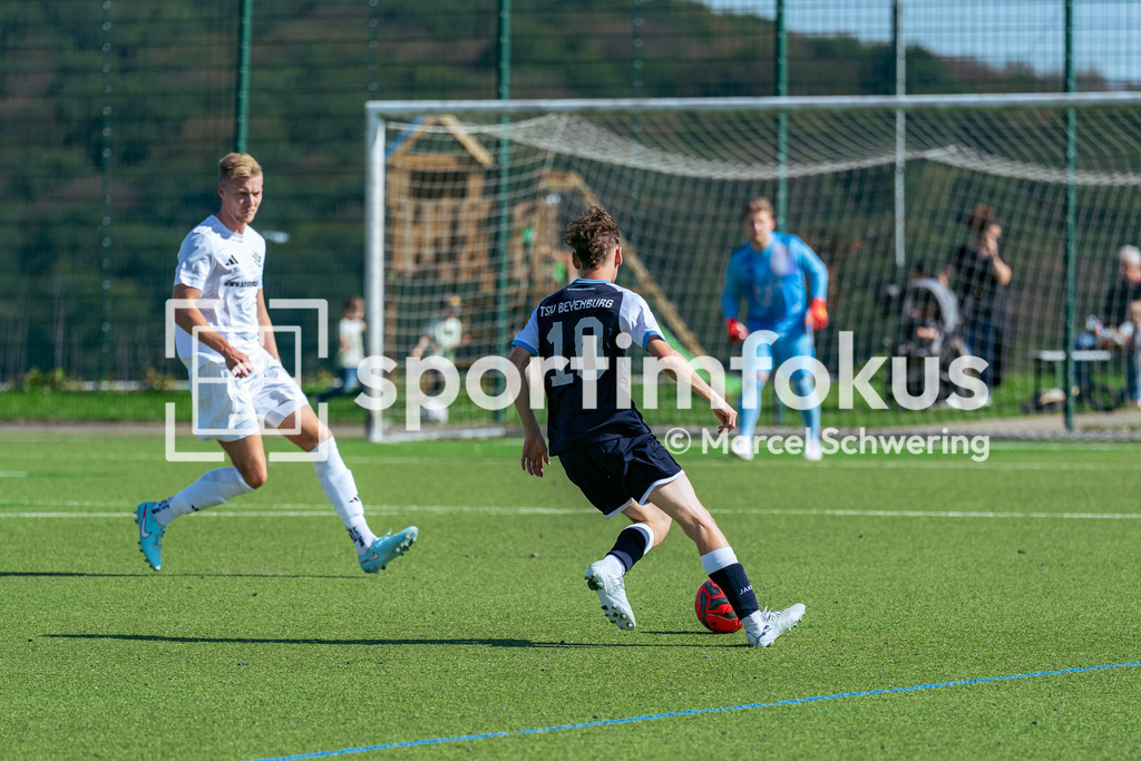 SV Jägerhaus-Linde – TSV Beyenburg | Moritz Huth (10, TSV Beyenburg) am Ball. Kreisliga A: SV Jägerhaus-Linde gegen TSV Beyenburg, Wuppertal, 27.09.2026. Endstand: 1:2 (0:1). sportimfokus / Marcel Schwering - Realisiert mit Pictrs.com