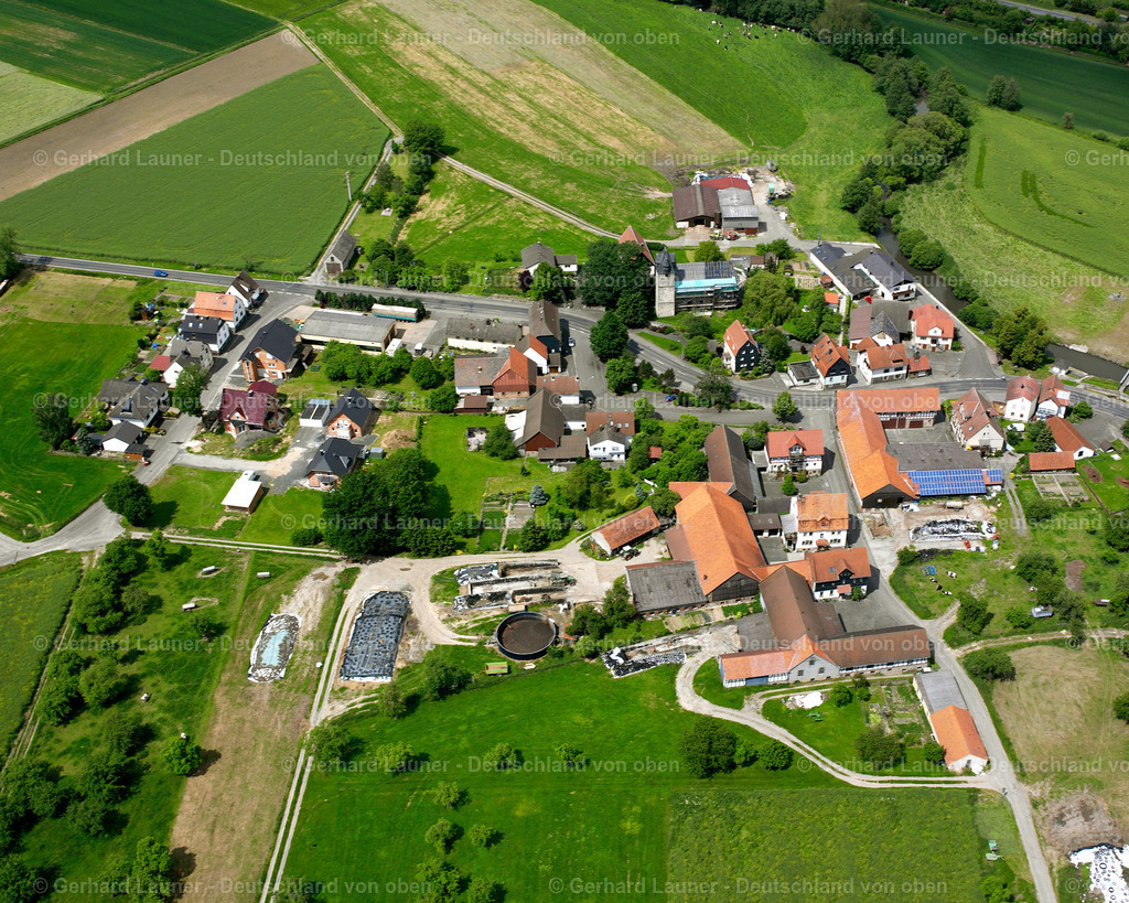 2614255 | OBER-OFLEIDEN 09.06.2006 Landwirtschaftliche Nutzflächen und Feldgrenzen  umsäumen das Siedlungsgebiet des Dorfes in Ober-Ofleiden im Bundesland Hessen, Deutschland // Agricultural land and field boundaries surround the settlement area of the village  in Ober-Ofleiden in the state Hesse, Germany Foto: Gerhard Launer