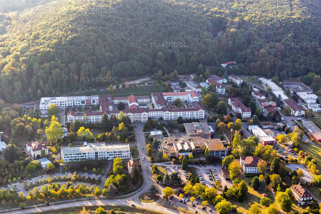 Pfalzklinik Landeck | Luftbild: Pfalzklinik Landeck in Klingenmünster im Bundesland Rheinland-Pfalz in Deutschland. Foto: IMG_123221.jpg vom 30.09.2020 durch ©2025 Werner Riehm fly-foto.de/copyright - Realisiert mit Pictrs.com